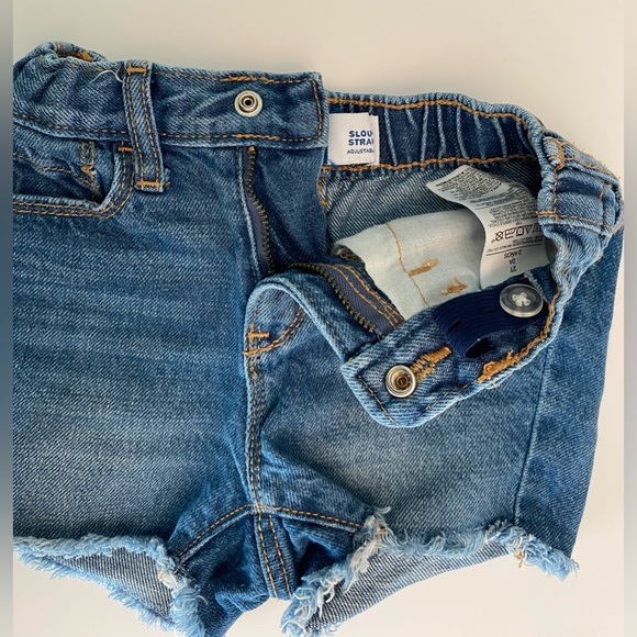 Toddler Old Navy Medium Wash Denim Shorts - Picture 3 of 5